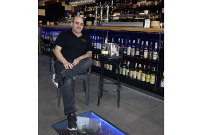 Luis Vara, en su establecimiento zamorano, convertido en monográfico dedicado al whisky.-ARGICOMUNICACIÓN
