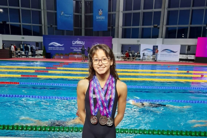 Nayara Pineda posa con las tres medallas conseguidas. / E.M.