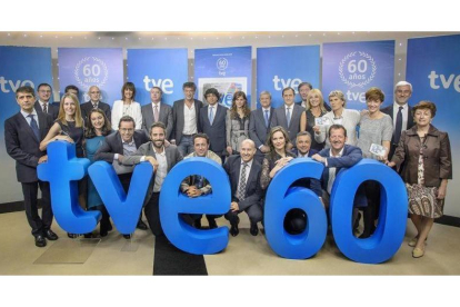 Trabajadores y directivos de TVE posan en una imagen conmeorativa de los 60 años de la televisión estatal.-EL PERIÓDICO