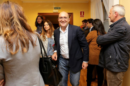 El precandidato a presidir el PP de Valladolid Jesús Julio Carnero mantiene un encuentro con afiliados del PP dentro de las actividades programadas dentro de su campaña electoral-ICAL