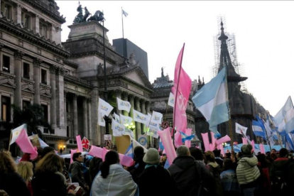Decenas de personas en contra del aborto concentradas ante el Congreso argentino.-MARINA GUILLÉN/ EFE