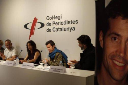 Acto de presentación de la fundación James Foley (su imagen, a la derecha), este martes en Barcelona.-Foto: ALBERT BERTRAN
