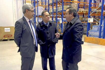 José Daniel Posadas, Pablo Trillo y Adolfo Díaz ayer, en el centro logístico de Gadisa en Medina del Campo.-El Mundo