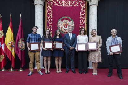 El presidente de la Diputación provincial de Valladolid, Jesús Julio Carnero, y los diputados provinciales, junto a los Premios de Periodismo 2014-Ical