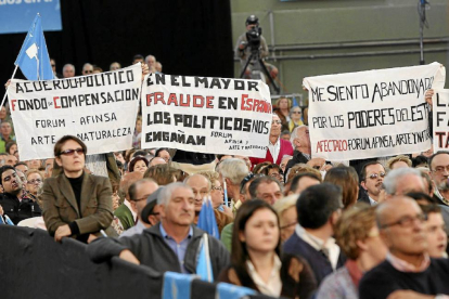 Afectados por las estafas de Fórum, Afinsa y AyN en el transcurso de un mitin con Mariano Rajoy en 2011, en Valladolid.-J. M. Lostau