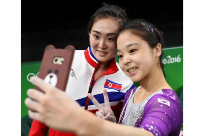 La norcearana Hong Un Jong, a la izquierda, y la sucoreana Lle Eun-Ju se hacen el 'selfie' el pasado día 5 antes de empezar a competir.-DYLAN MARTINEZ