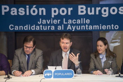 El candidato del PP a la Alcaldía de Burgos, Javier Lacalle, junto a parte de su equipo-Ical