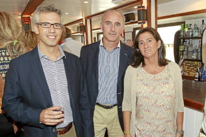 lfonso Gadea (Vacolba), José A. Arias (gerente de El Mundo) y Sonia Bailón.