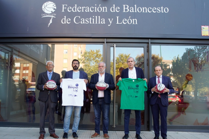 Moratinos, Bustos, Castañeda, Puente y Lobato, ayer en la FBCyL en la presentación del Día del Mini. / J. M. LOSTAU