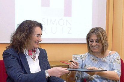 María Josefa García Cirac yTeresa López firman el protocolo para la restauración del Simón Ruiz, ayer en Medina.-ICAL