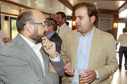 Felipe Ramos (subdirector de El Mundo de Castila y León) y Tino Rodríguez (secretario PSOE León).