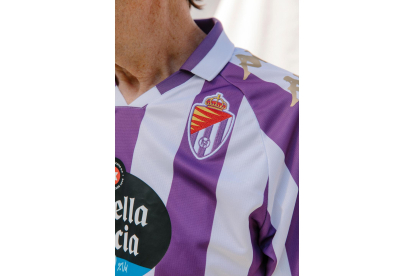 Nueva camiseta del Real Valladolid, homenaje a la Copa de la Liga de 1984. / RV