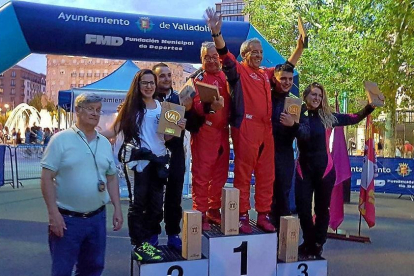 JuanJosé Abia y Alfredo Álvarez celebran el triunfo sobre el podio de la Acera de Recoletos.-E. M.