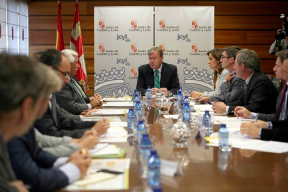 El consejero de Fomento y Medio Ambiente, Antonio Silván, se reúne con los representantes de la Mesa Intersectorial de la Madera de Castilla y León-Ical