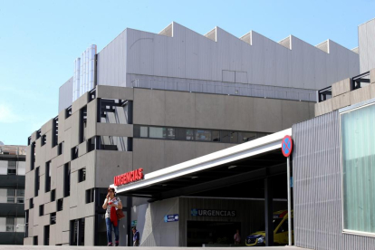 Entrada de urgencias del Hospital Clínico de Valladolid.-ICAL