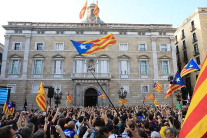 Concentración en la Plaça Sant Jaume tras la declaración de la Independencia.-FERRAN NADEU