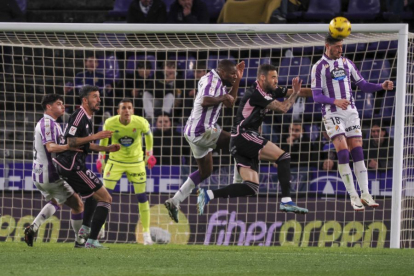 Escudero despeja de cabeza un centro del Albacete. / LALIGA