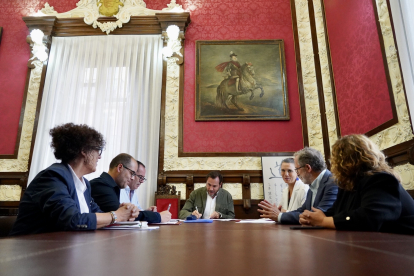 El alcalde de Valladolid, Óscar Puente, firma el acuerdo del Dialogo Social con distintos miembros del equipo de Gobierno Municipal. Ical