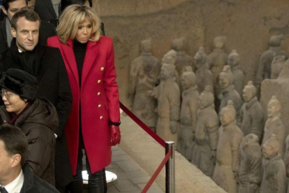 Macron y su esposa, Brigitte, visitan el museo de los guerreros de Xian.-AP / MARK SCHIEFELBEIN