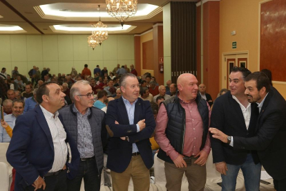 En el centro, Donaciano Dujo durante la celebración de la asamblea geneal de Asaja Palencia.-ICAL