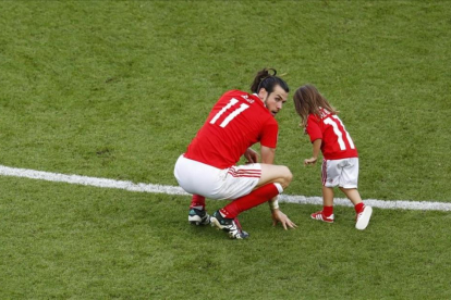Bale juguetea con su hija Alba en el Parque de los Príncipes de París.-REUTERS / CHRISTIAN HARTMANN