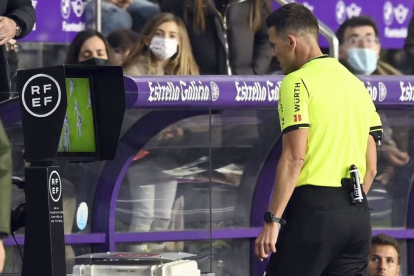 El colegiado Pulido Santana visiona el monitor tras el gol de Sergio León. LALIGA