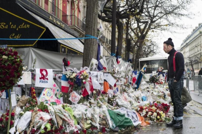 Imagen de la entrada de la sala de conciertos parisina Bataclán, tras el atentado terrorista, en el 2015.-/ YOAN VALAT