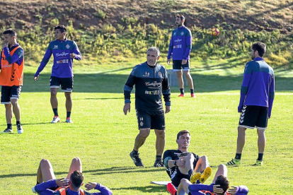 Paco Herrera, rodeado de jugadores durante el entrenamiento matinal del miércoles.-MIGUEL ÁNGEL SANTOS