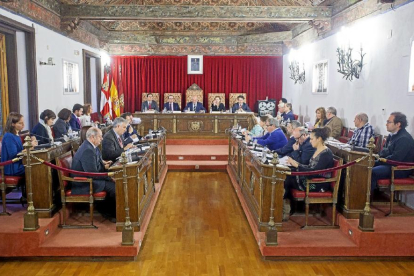 Pleno de la Diputación Provincial, celebrado ayer en el Palacio de Pimentel.-El Mundo