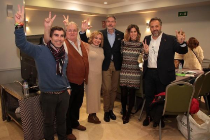 Los candidatos de Vox en León celebran los resultados.-ICAL