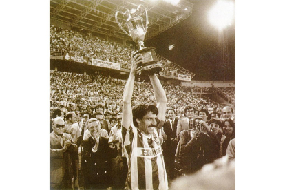 Pepe Moré levanta la Copa de la Liga el 30 de junio de 1984 tras derrotar al Atlético.-EL MUNDO