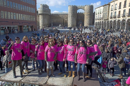 Mujeres de empleados de Nissan, durante la concentración de ayer en Ávila.-ICAL