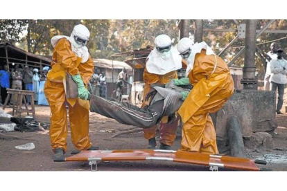 Sanitarios de la OMS retiran el cadáver de un enfermo de ébola en Guinea, el pasado enero.-Foto:   REUTERS / MISHA HUSSAIN
