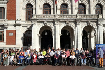 Celebración del Día Mundial de la Parálisis Cerebral en la Plaza Mayor de Valladolid.- ICAL