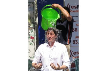 El alcalde de Soria, Carlos Martí­nez, se suma a la campaña de concienciación sobre la esclerosis lateral amiotrófica (ELA) echándose por encima un cubo de agua casi congelada-Ical