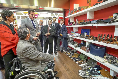 Óscar Puente visita el Punto de Inclusión junto a Carlos Pilar y José Antonio Quintero.-MIGUEL ÁNGEL SANTOS / PHOTOGENIC