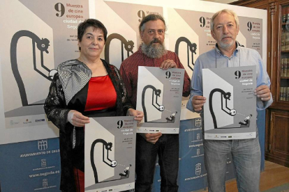 La alcaldesa de Segovia, Clara Luquero, presenta el cartel de la IX Muestra de Cine Europeo de Segovia, junto con el autor del cartel, Francesc Capdevila (C), y el director de Muces, Eliseo de Pablos (D)-El Mundo