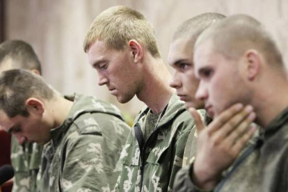 Un grupo de soldados rusos detenidos por las autoridades ucranianas, asisten a una conferencia de prensa en Kiev.-