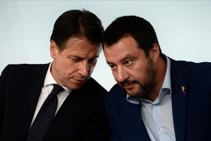 El primer ministro italiano, Giuseppe Conte (izquieda), junto al ministro del Interior, Matteo Salvini.-AFP / FILIPPO MONTEFORTE