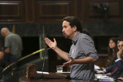 El secretario general de Podemos, Pablo Iglesias, en la sesión de investidura.-DAVID CASTRO