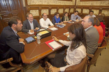 El alcalde en la primera reunión del equipo de Gobierno municipal, junto con los ocho concejales y Charo Chávez y Héctor Gallego como invitados.-Pablo Requejo