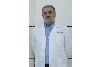 El neurólogo leonés Francisco Javier López en su consulta en el Hospital de Santiago de Compostela.-EL MUNDO