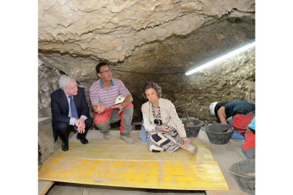 La reina Sofía visita los yacimientos de Atapuerca junto al presidente-ICAL