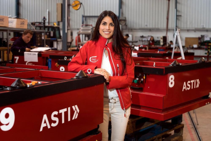 La ingeniera burgalesa Verónica Pascual en las instalaciones de ASTI Mobile Robotics.-EL MUNDO