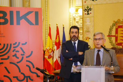 El gerente de Auvasa, Eduardo Cabanillas, junto al concejal de Movilidad, Alberto Gutiérrez Alberca. E.M.