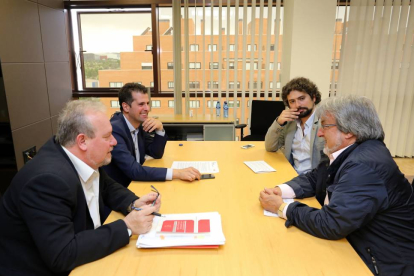 El coordinador autonómico de IU, José María González (D), y el procurador electo de la coalición, José Sarrión (2D), se reúnen con el secretario autonómico del PSOE, Luis Tudanca (2I) y con José Francisco Martín (I)-ICAL