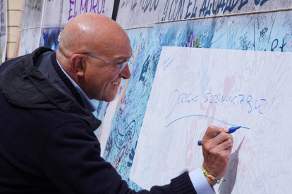 Jesús Julio Carnero firma, durante la campaña electoral, en el muro del soterramiento 
