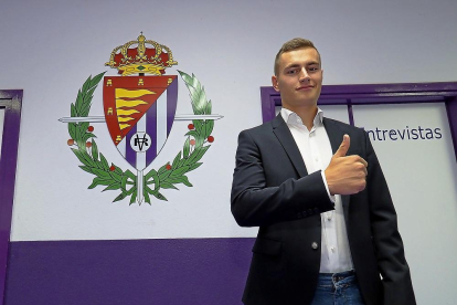 Jorge de Frutos posa en las instalaciones del estadio José Zorrilla durante su presentación.-MIGUEL ÁNGEL SANTOS