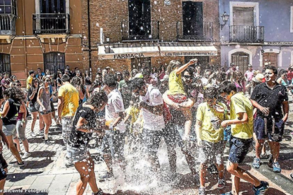 Varios jóvenes disfrutan de la fiesta de la espuma.-ITZIAR VICENTE