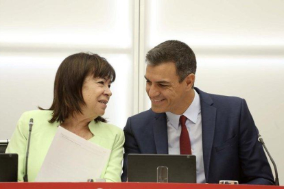 Pedro Sánchez y Cristina Narbona.-DAVID CASTRO